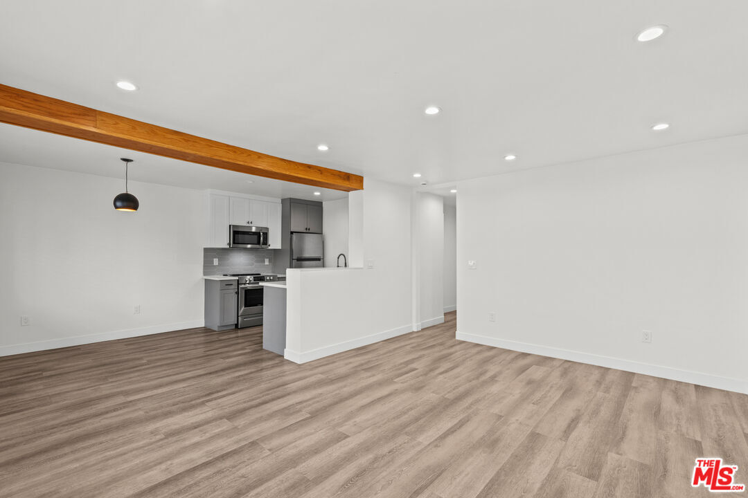 Foto principal - 6350 Willoughby Ave