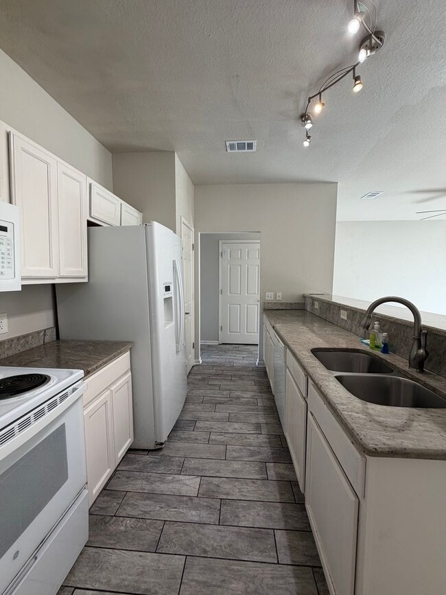 Building Photo - Beautifully Updated 3Bed/2.5Bath Townhouse in the Heart of Destin