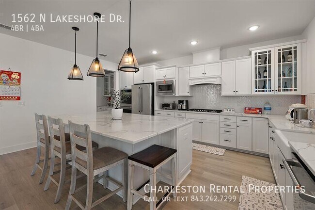 Foto del edificio - 1562 N Lakeshore Dr