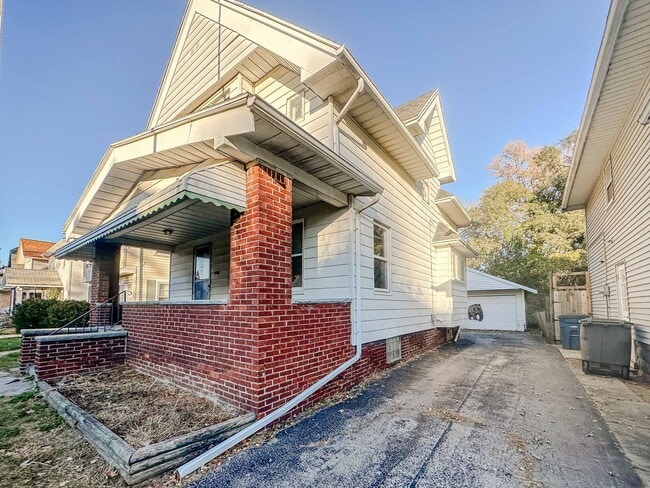 Building Photo - Very well maintained three bedroom house with tons of storage and two car garage