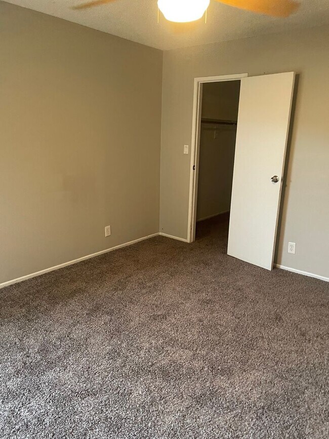 Foto del edificio - Spacious 3 Bedroom Home with Fireplace, Covered Patio and Community Pool in SW Bakersfield