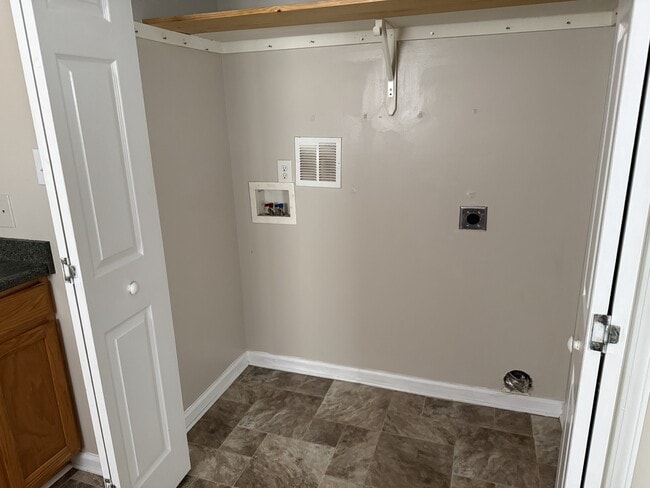 Building Photo - 122 Short St