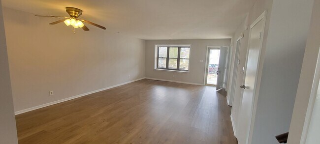 Foto del edificio - Spacious 3 Bedroom 2.5 Bath Townhome for RENT