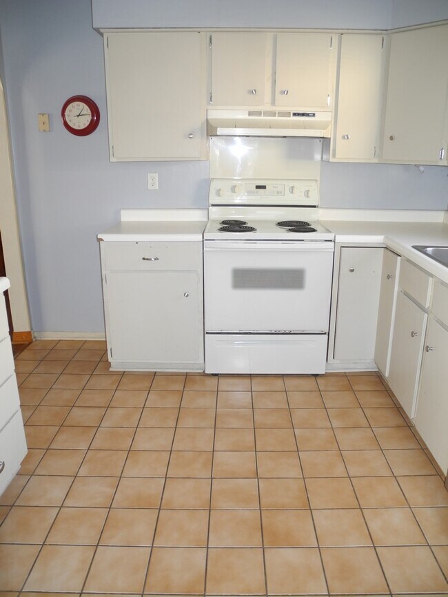 Building Photo - 1325 Larson Ct