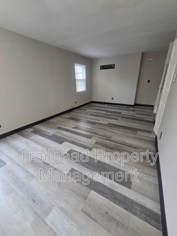 Building Photo - 3731 NE Colonial Dr