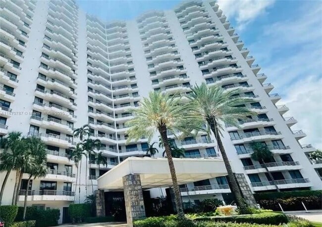 Foto del edificio - 3300 NE 191st St