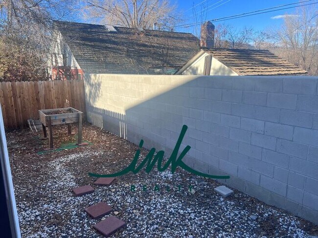 Building Photo - Lovely Gardnerville Townhome