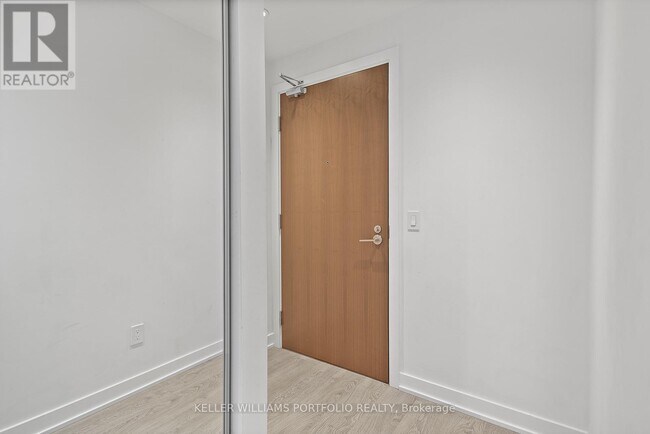 Photo du bâtiment - 1928 Lake Shore Blvd W