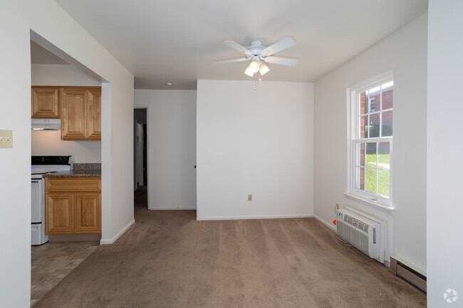 1BR, 1BA - 630SF - Dining Room - Oak Hollow