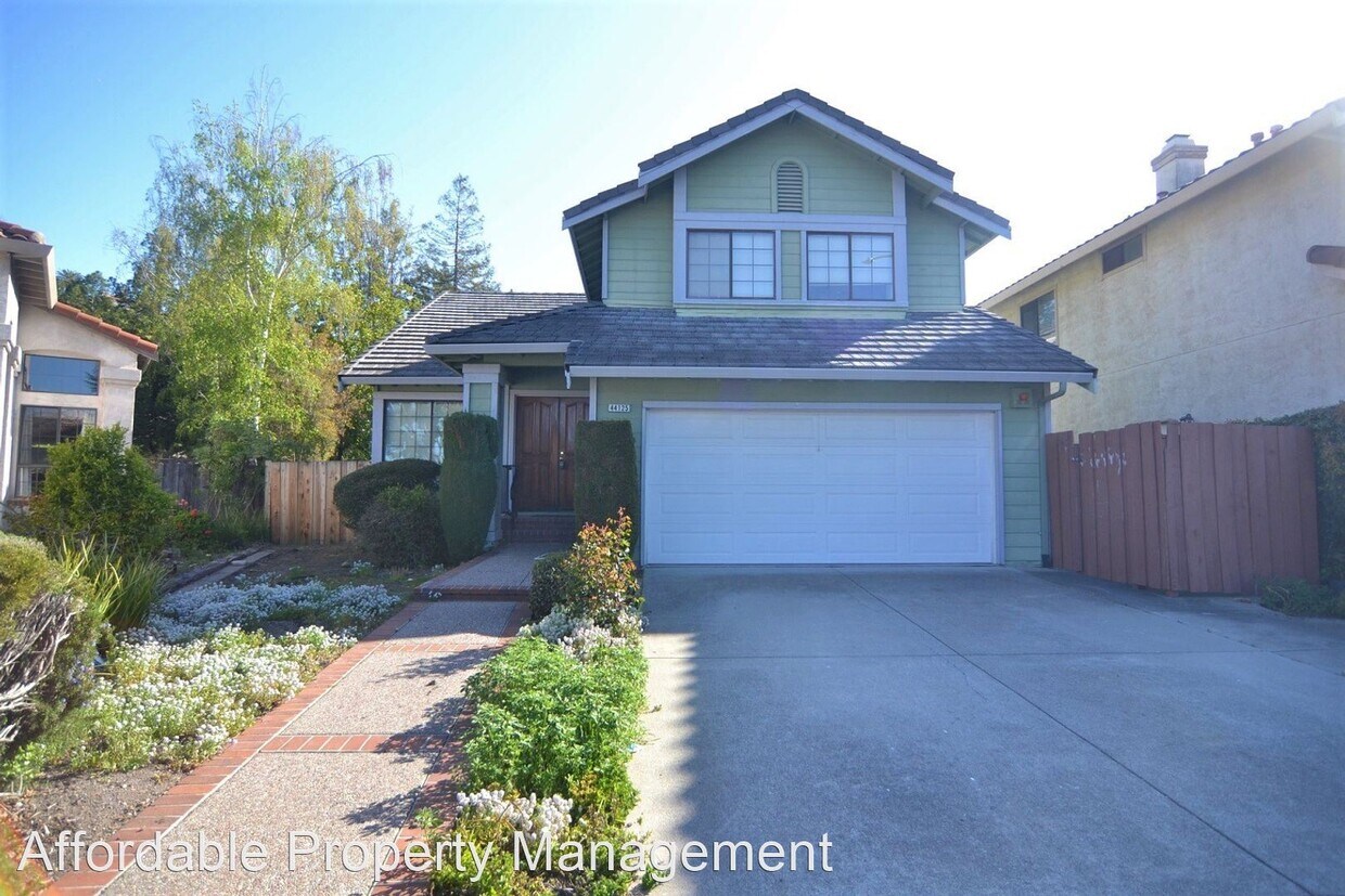 Primary Photo - 4 br, 3 bath House - 44125 Glendora Drive