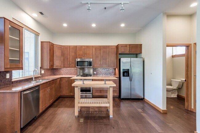 Foto del edificio - Luxury Three Bedroom Townhome in Johns Lan...