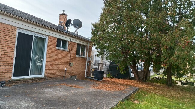 Foto del edificio - 15249 Roycroft St