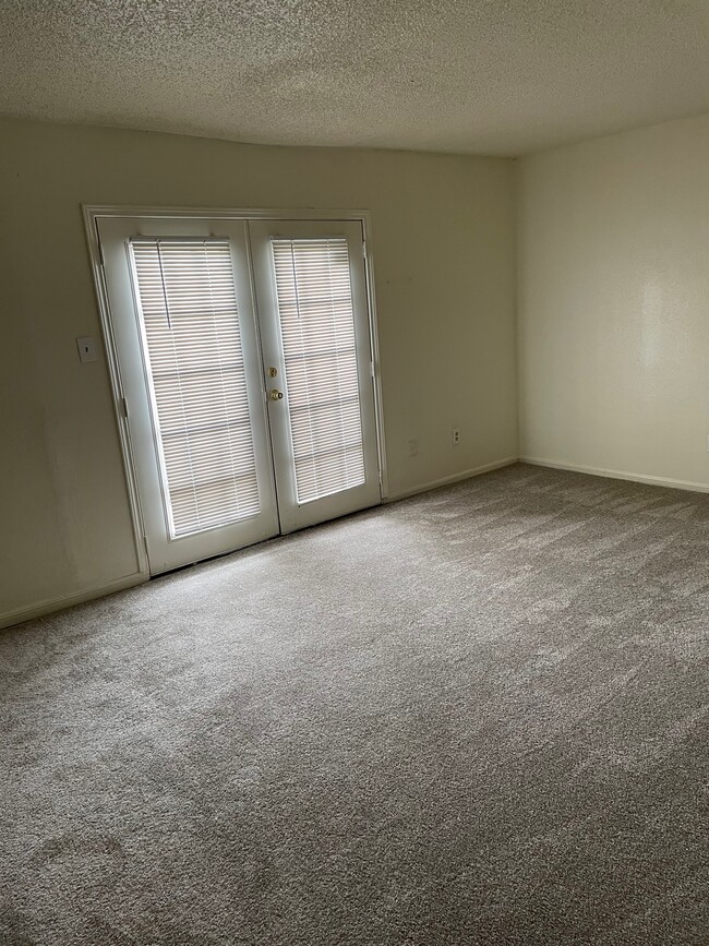 Living area - 1905 Jephson Ln