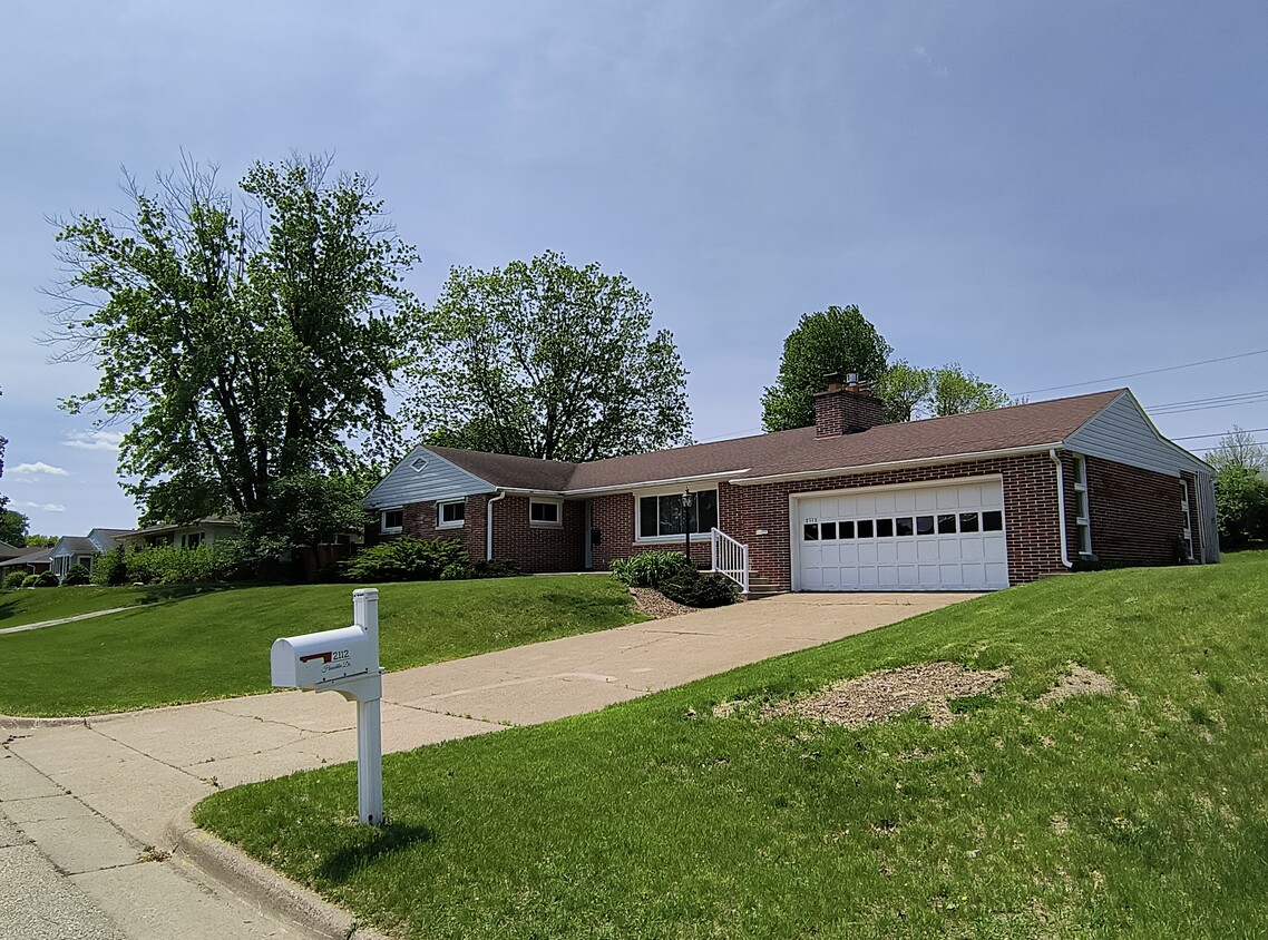 Brick ranch rambler on a park like lot. - 2112 Hoeschler Dr