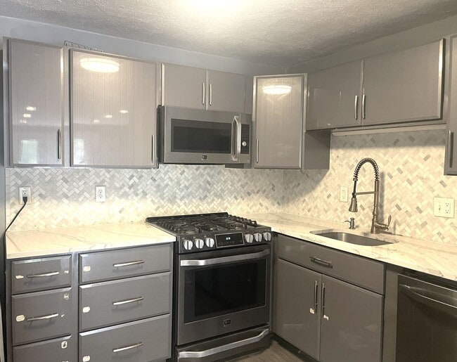Building Photo - Bright 2-bedroom condo with balcony and ma...