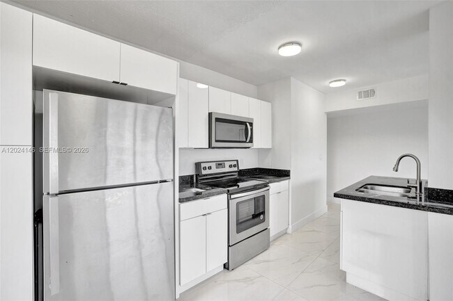 Building Photo - 2324 S Cypress Bend Dr