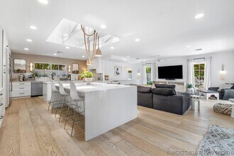 Building Photo - 783 Toledo Dr