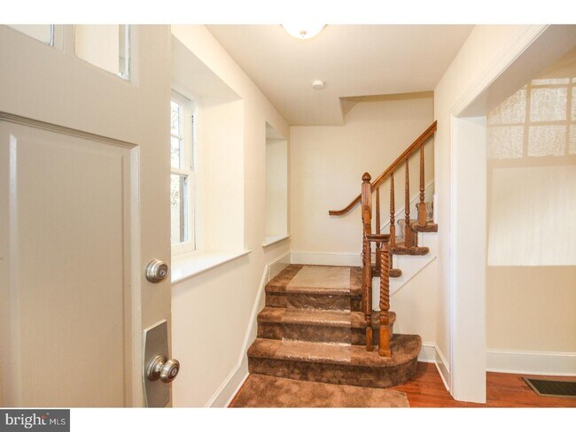 Building Photo - 541 Riverview Rd