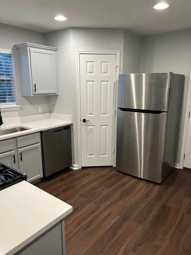 Building Photo - 305 Goddard