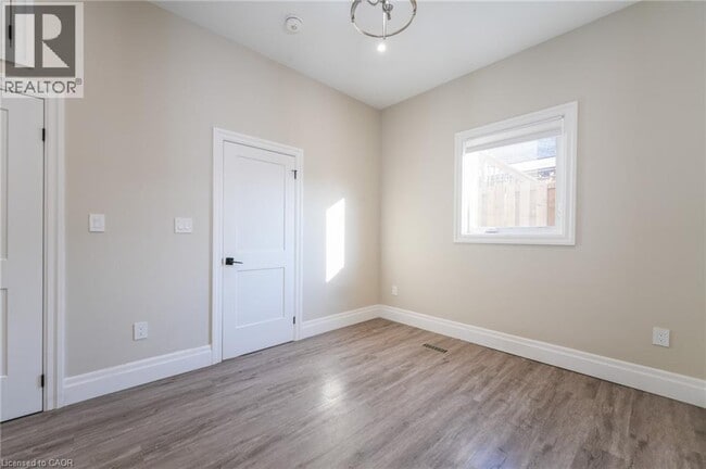 Building Photo - 145 Wellington St N