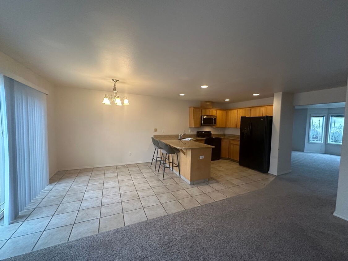 Primary Photo - 3 Bedroom 3.5 Bath townhouse in Pasco!
