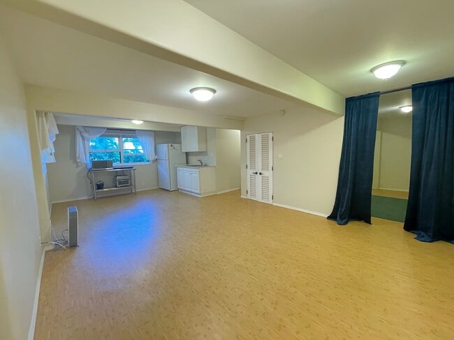 Building Photo - 1 bedroom 1 bath close to town