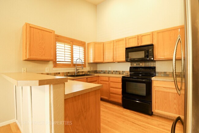 Foto del edificio - 4-Bedroom, 3-Bathroom Home in Windsor