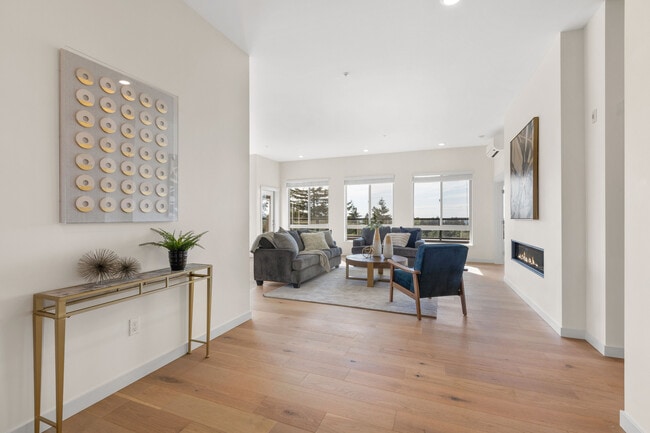 Building Photo - Bridgeview 125