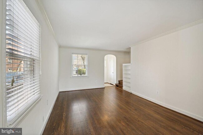 Building Photo - 1661 N Colonial Terrace