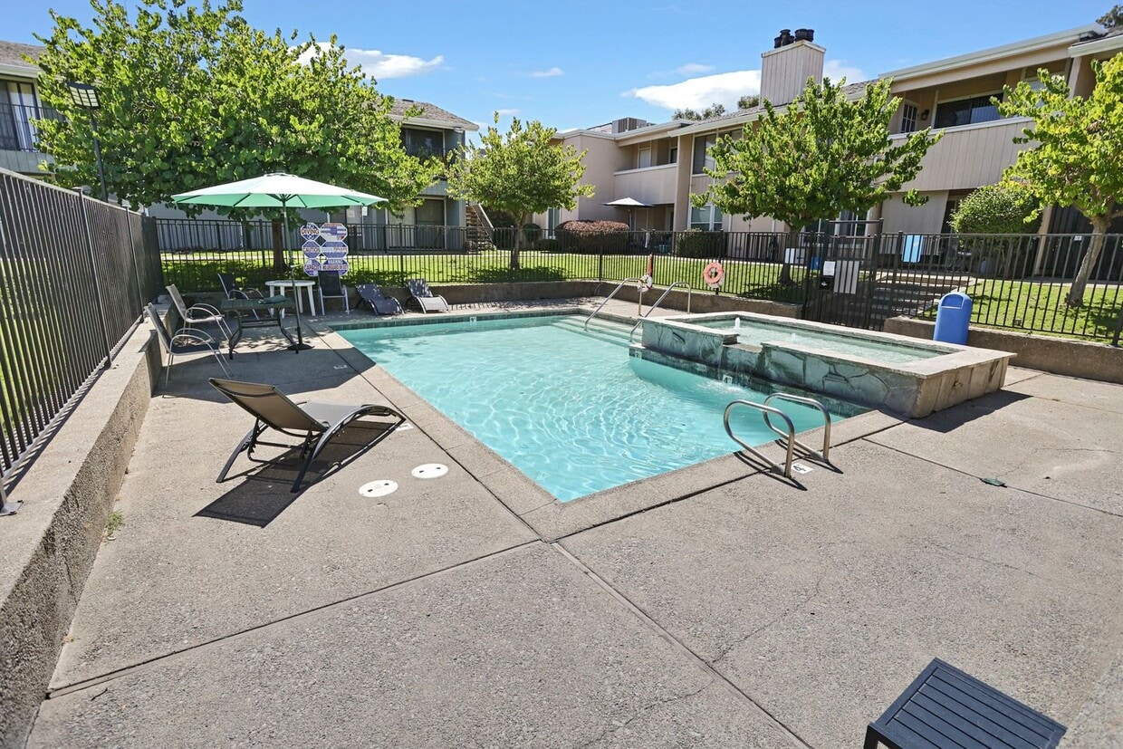Primary Photo - 3702 W Benjamin Holt Dr