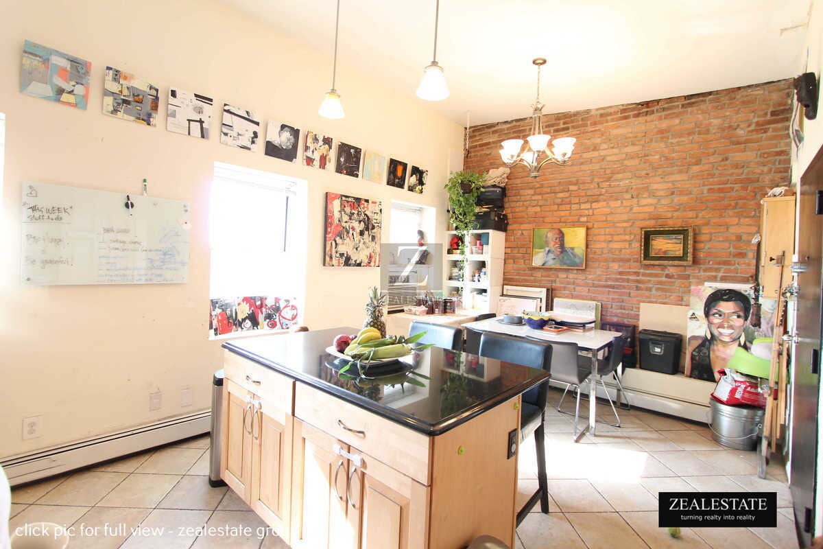 Primary Photo - 553 Clinton St