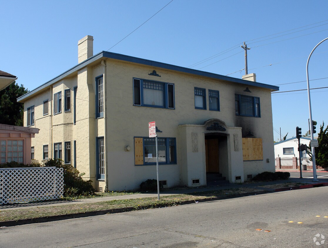 Building Photo - 2200 Roosevelt Ave