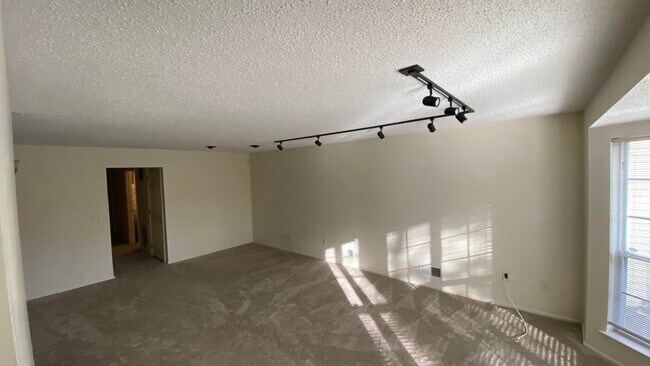 Building Photo - 1988 Mattis St