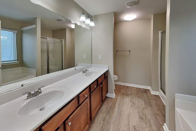 Building Photo - 935 Donington Cir SE