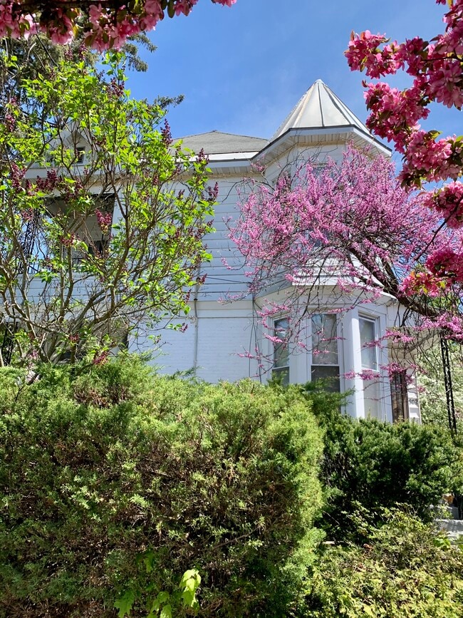 Building Photo - 602 N James St