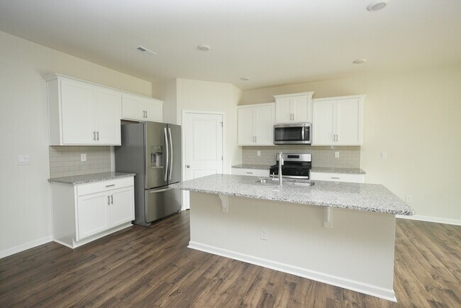 Foto del edificio - Beautiful  5 Beds 2 Baths Home in Gastonia...