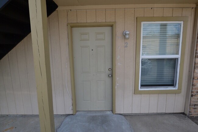 Building Photo - 2150 N Sherwood Forest Dr