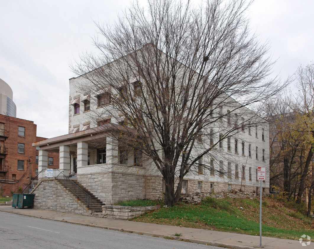 Building Photo - Bradford Apartments