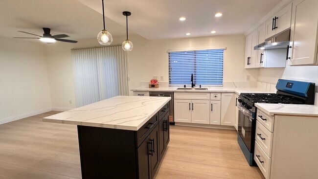 Foto del edificio - 1472 Camelot Dr