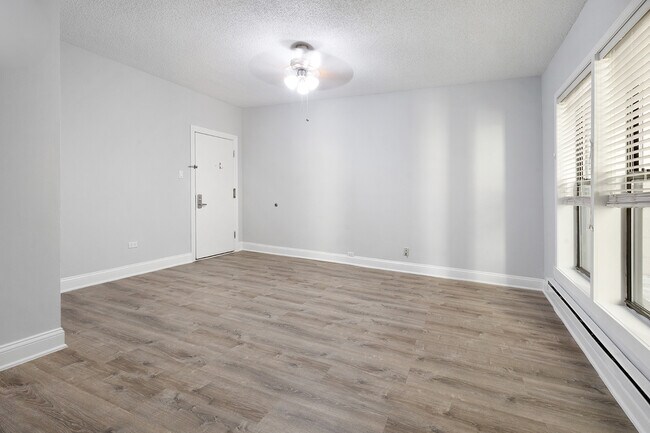 Building Photo - 4520 N Clarendon Ave