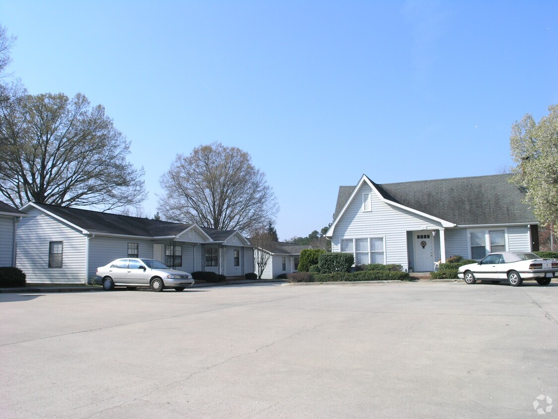 Building Photo - 1813 India Hook Rd