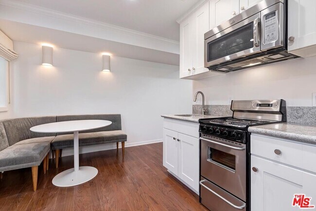 Foto del edificio - 609 N Doheny Dr