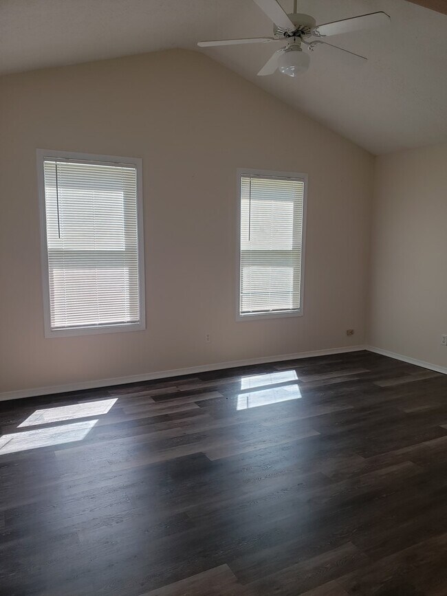 Foto del edificio - 4631 Strickland Dr