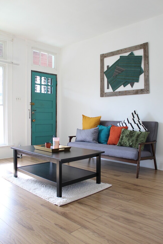 Entrance/Living Room Area - 812 Belgian Ave