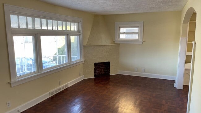 Building Photo - 3 Bedroom Home