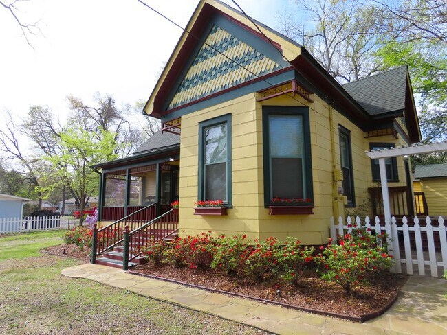 Building Photo - Vintage 2 Bedroom, 1 Bath House w/Office n...