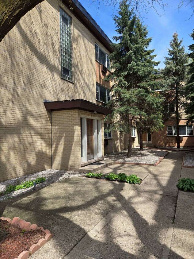 Primary Photo - 1714 W Touhy Ave