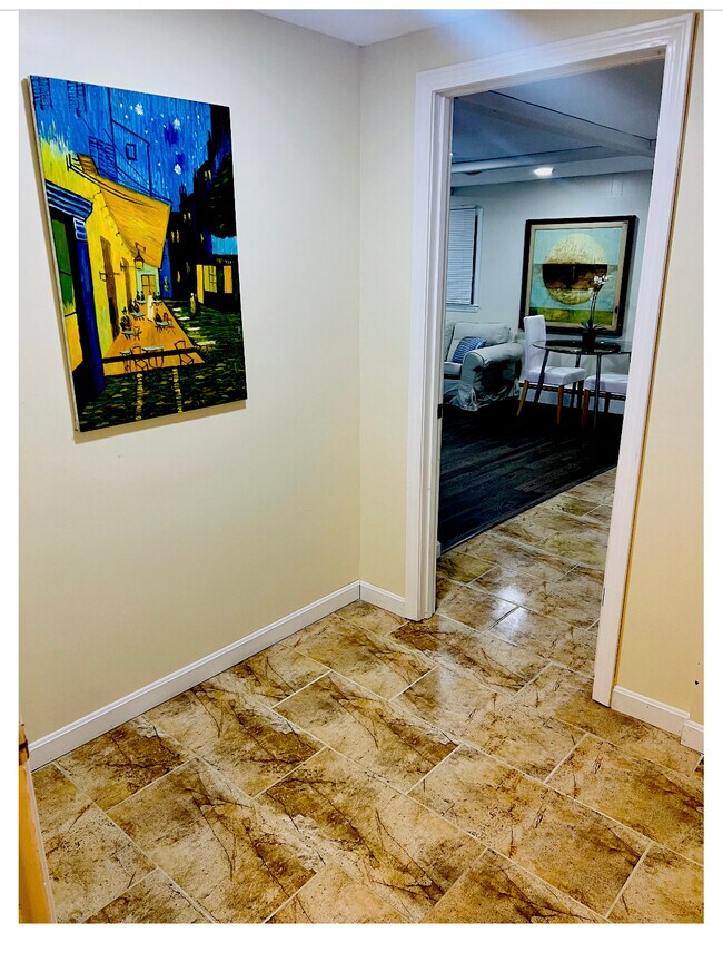 Entrance view - 558 Green End Ave