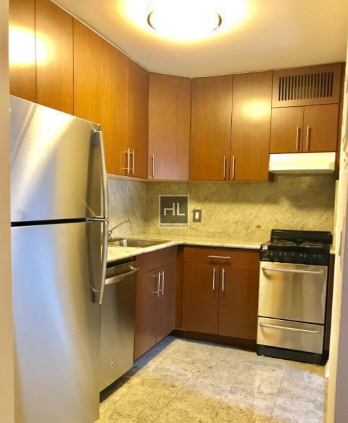 Building Photo - Spacious, Bright 2 Bed in SoHo!