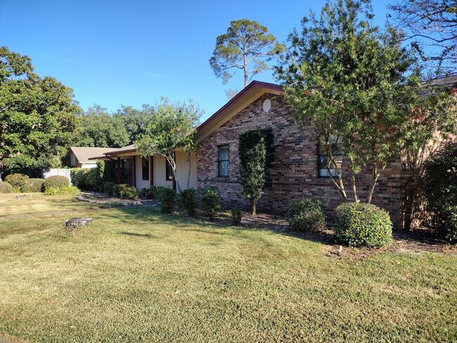 Building Photo - 2701 Sunrunner Ln